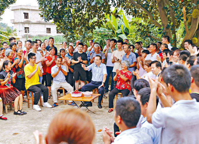 ■李克强在广西陆川县与村民交谈。