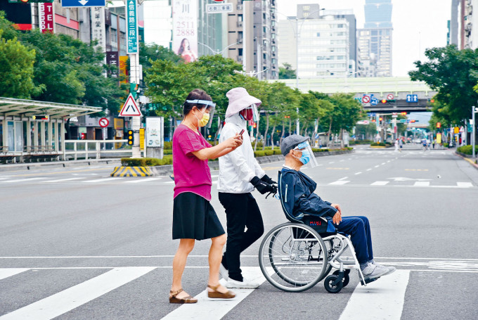■台北市街頭人車稀少，民眾外出都做好防護措施。