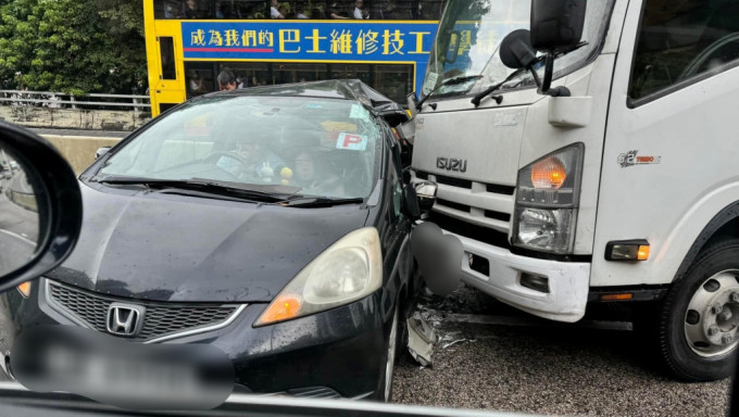 私家車遭貨車攔腰撞。網上圖片