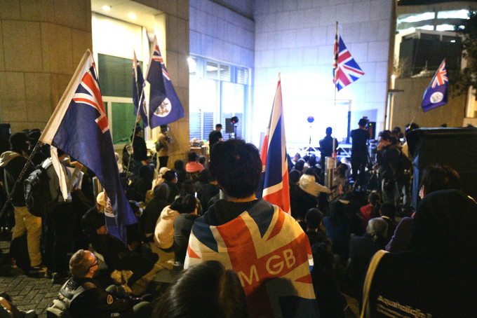参加者挥动英国国旗或港英旗帜。