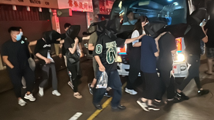 警方拘捕7男2女。