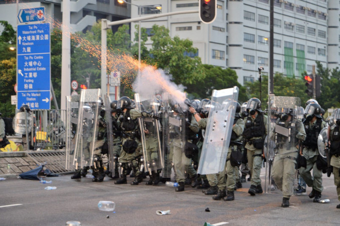 大批示威者在港九新界多个地区与防爆警察爆发激烈冲突