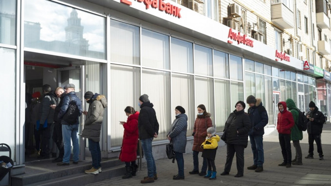 俄罗斯各地银行挤提。AP