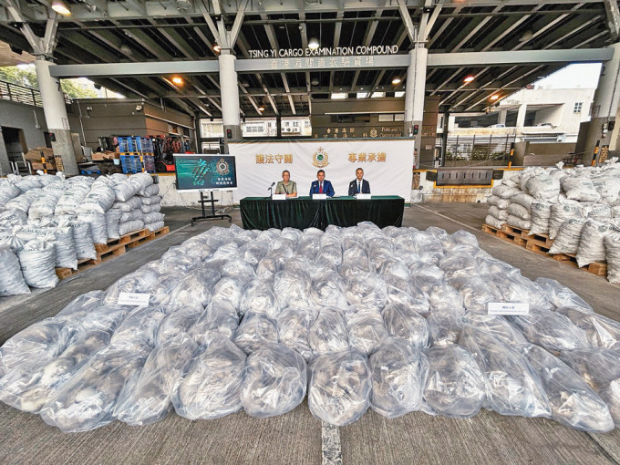 海关破获有纪录以来最大宗贩运固态冰毒案，检获1.1吨冰毒，估计市值6.4亿。
