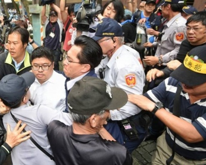 抗议人士包围立院立委进入被推撞。自由时报