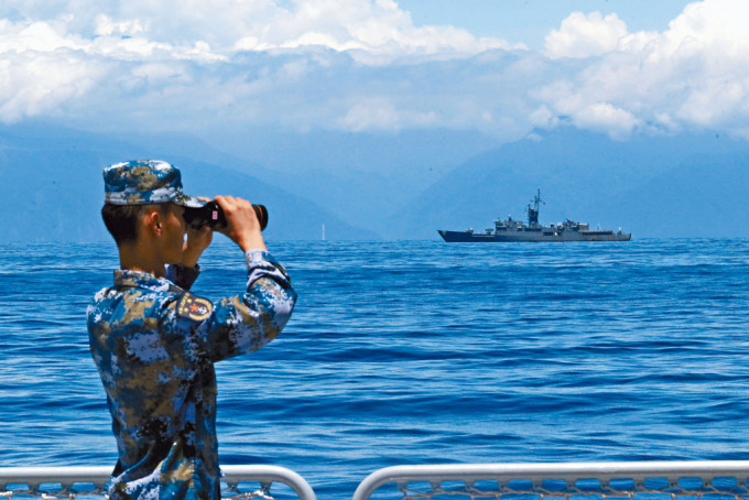 大陸軍艦「南京號」五日靠近花蓮，官兵觀察不遠處的台軍「蘭陽艦」。