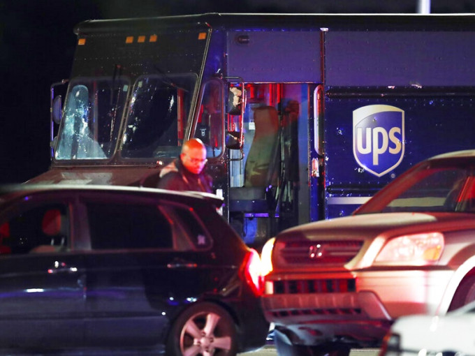 UPS卡车被迫停在了一条繁忙的街道中。AP