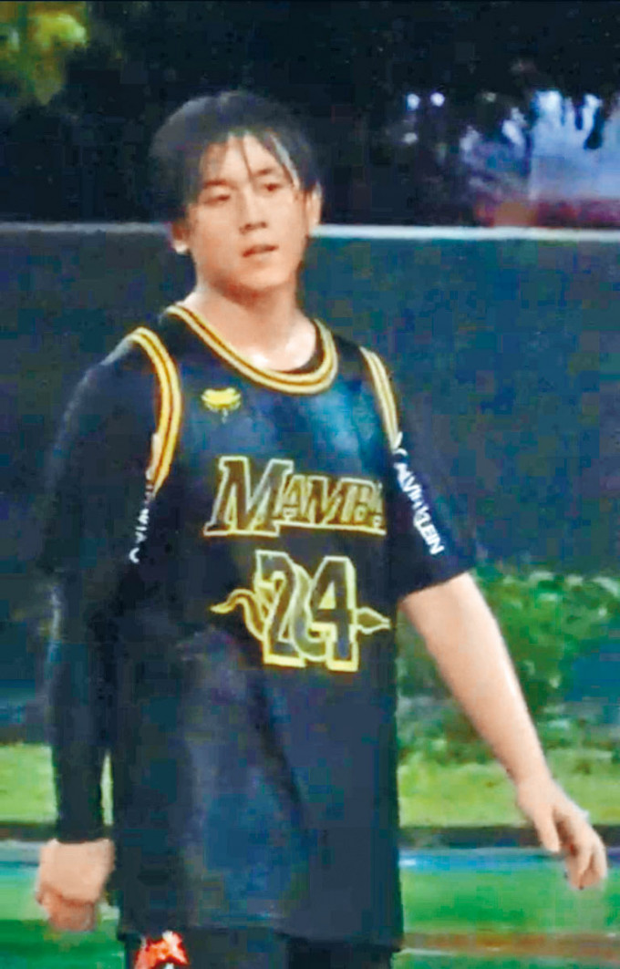 姜涛穿着24号球衣上场。