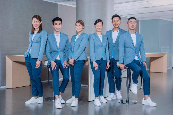 香港花旗銀行前線團隊下月換新裝，新制服以藍白做主調並以環保物料製成。