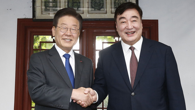 中国驻韩大使邢海明（右）日前会见南韩共同民主党党魁李在明。AP