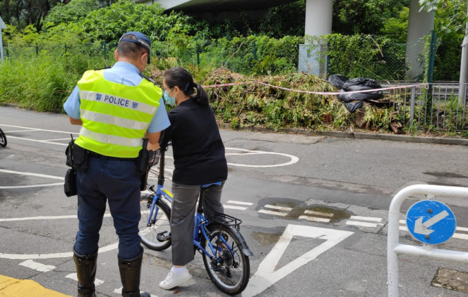 警方在大埔区内打击单车违例及向市民派发教育宣传单张。 警方图片