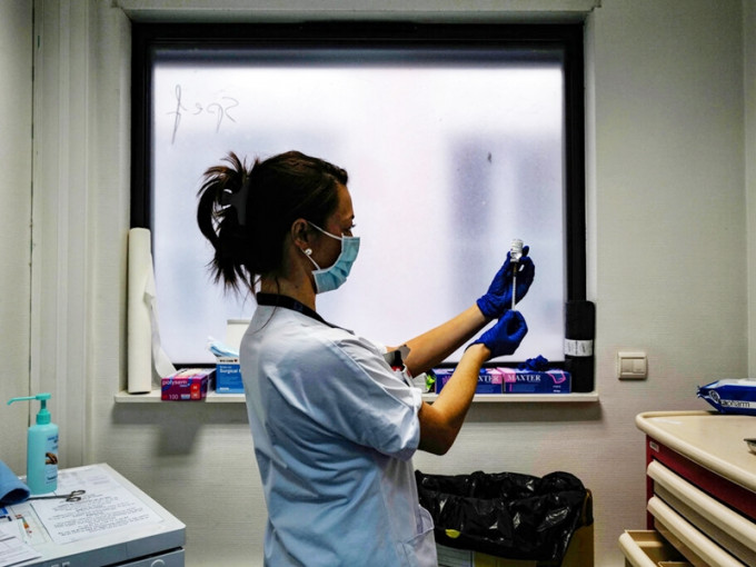 法國新增1.8萬宗新冠肺炎確診個案，累計336萬宗。AP圖片