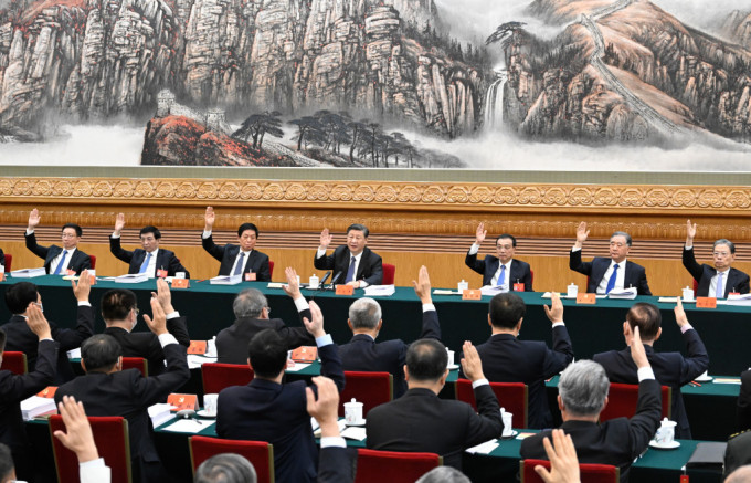 二十大主席團在北京人民大會堂舉行第三次會議。王滬寧（左二）等出席。 新華社
