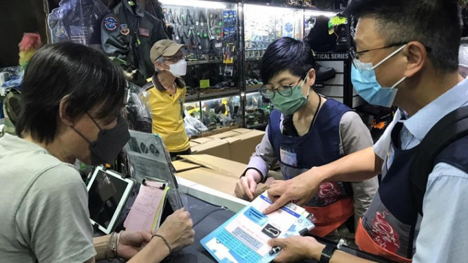 警方西九龍總區一連兩天到軍事用品店等作反罪惡宣傳。警方圖片