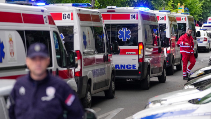 塞尔维亚首都贝尔格莱德一间学校发生枪击案，多架救护车赶到现场。 美联社