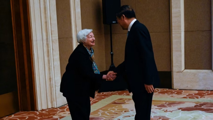 耶倫與中國國務院副總理何立峰會面時不停鞠躬，被轟「外交失禮」。