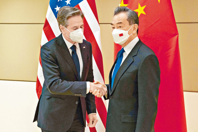 王毅（右）在紐約會晤美國國務卿布林肯。