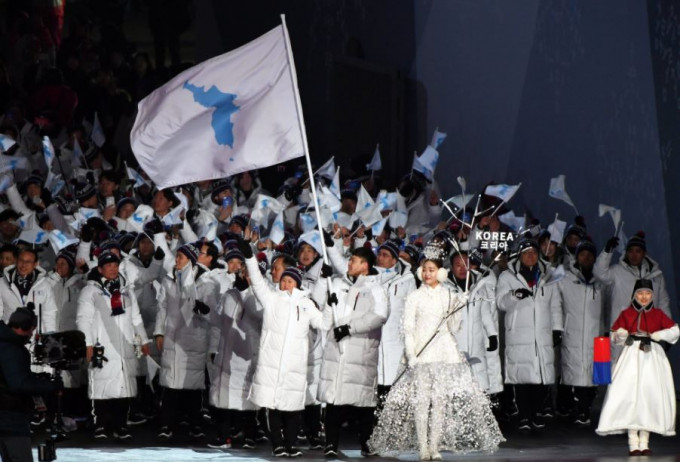 兩韓選手於開幕禮上高舉統一旗進場。