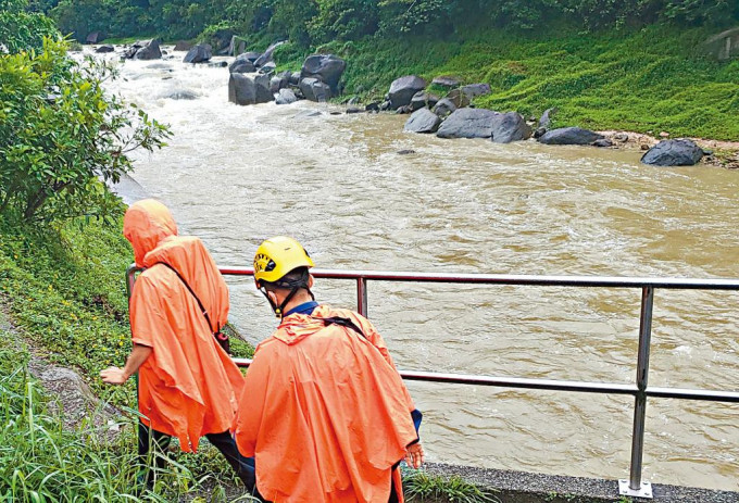 女子游泳被洪水冲走，救援人员四出搜寻。