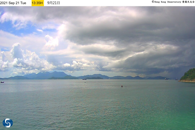 在南丫岛榕树湾码头望向西北面拍摄的天气照片。天文台