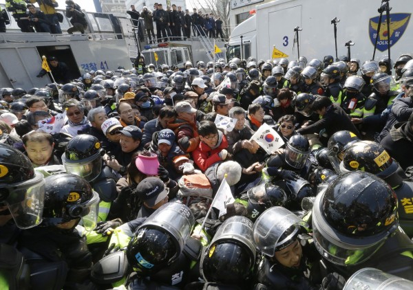 朴槿惠的支持者在法院外與警方爆發衝突。美聯社