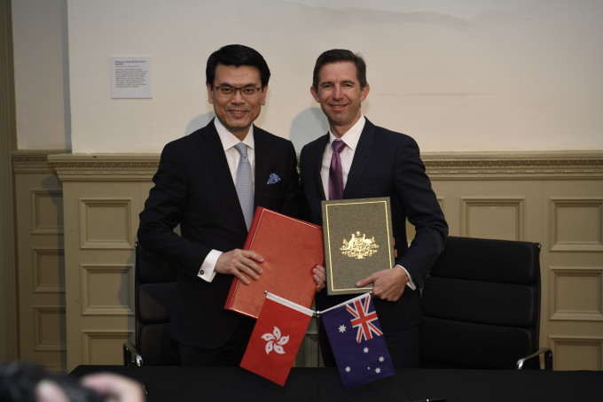 邱騰華（左）與澳洲貿易、旅遊和投資部長伯明翰（右）合照。 政府圖片