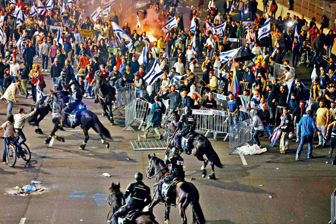 在以色列第二大城市特拉维夫，周一有反司法改革示威群众与警爆发冲突。