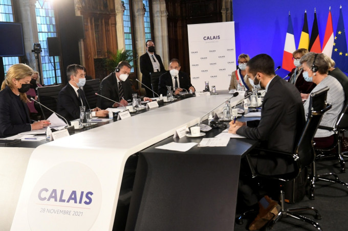 法国与欧洲多国代表在加来召开会议，商讨打击偷渡问题。路透社图片