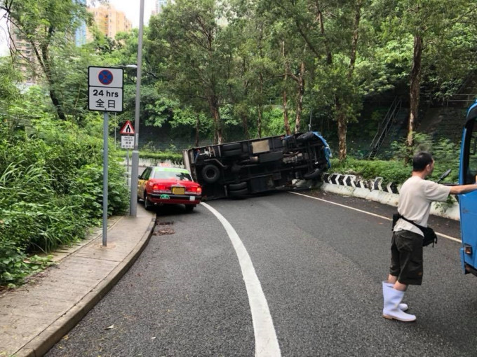 运鱼车转弯翻侧，打横亘在整条行车线。 香港交通突发报料区FB/网民Joe Lam图