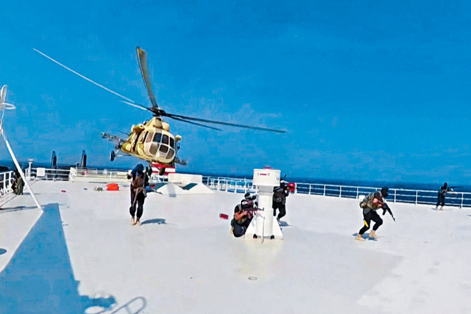 胡塞武装枪手从直升机跳上船只发动突袭。
