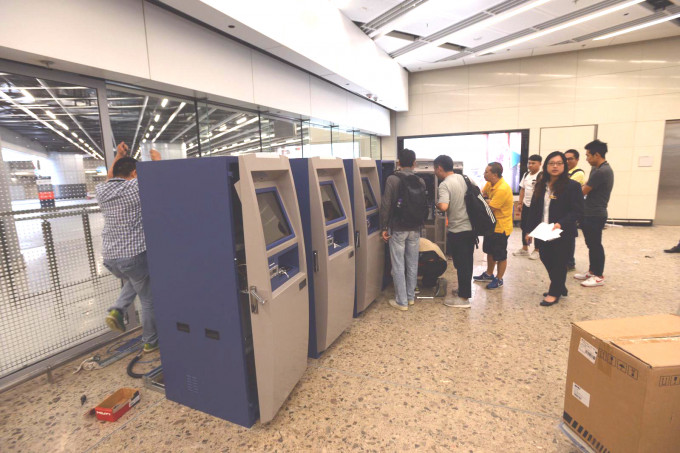 西九龍站增設8部取票機。