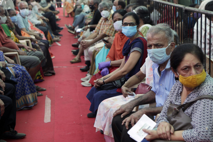 印度孟買的人等候注射疫苗。 AP