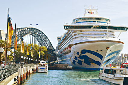 「紅寶石公主號」十九日停泊雪梨港，讓乘客落船。