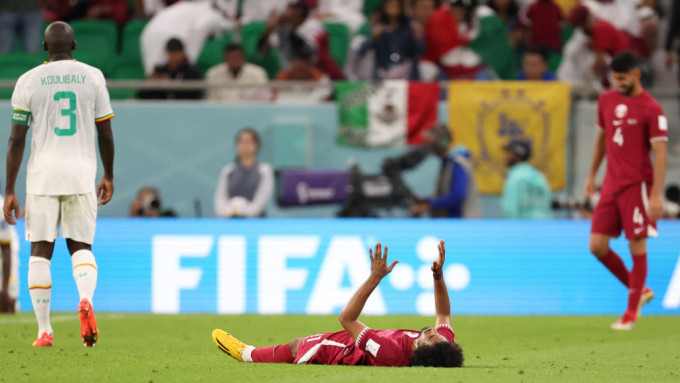 卡塔尔(红衫)提早出局球员极度失望。REUTERS
