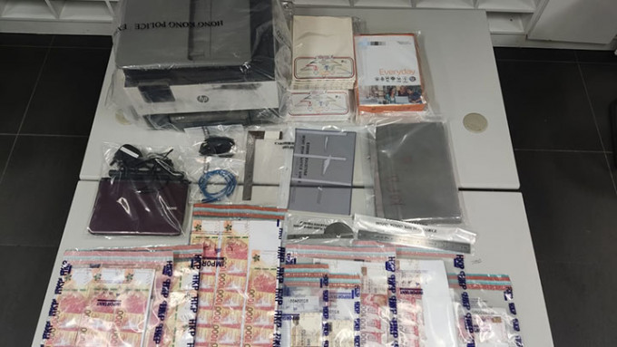 警员检获一批制造伪钞材料、电子仪器、打印机、剪裁工具等。警方提供