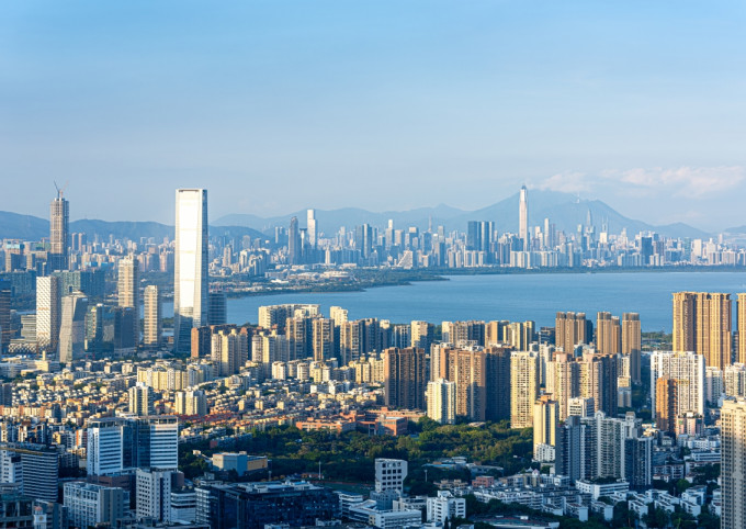香港即將與深圳公布一個招才引智的「聯合政策包」，吸引海內外人才落戶香港及深圳。