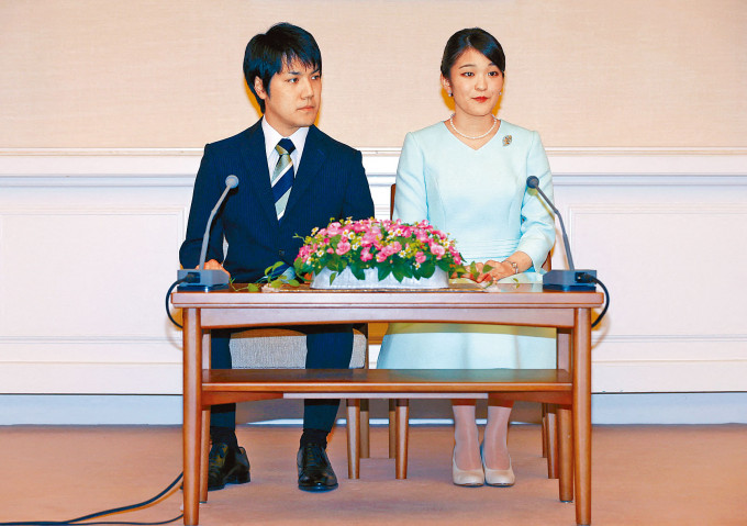 ■真子公主二○一七年與小室圭一起見記者，宣布訂婚。