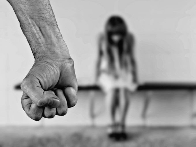 江苏一名小学班主任3年内性侵犯女学生逾230次，被判死缓。Pixabay示意图，非涉事人