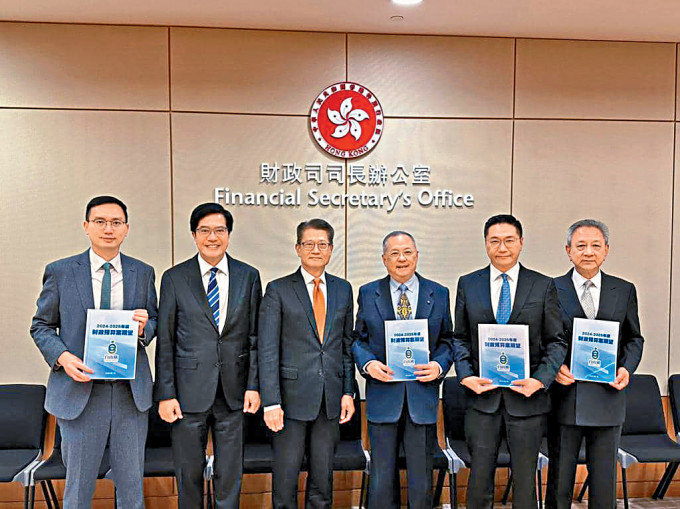 自由党立法会议员李镇强（左一）、张宇人（右三）、邵家辉（右二）、易志明（右一）向陈茂波（左三）提交《财政预算案》意见书。