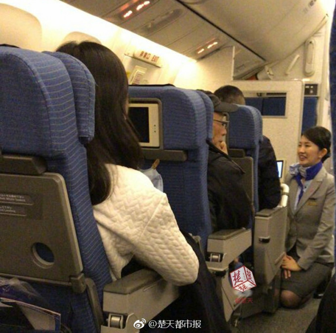 两乘客因争用行李架发生争拗，结果空中服务员安排其中一方换位，飞机终于起飞。