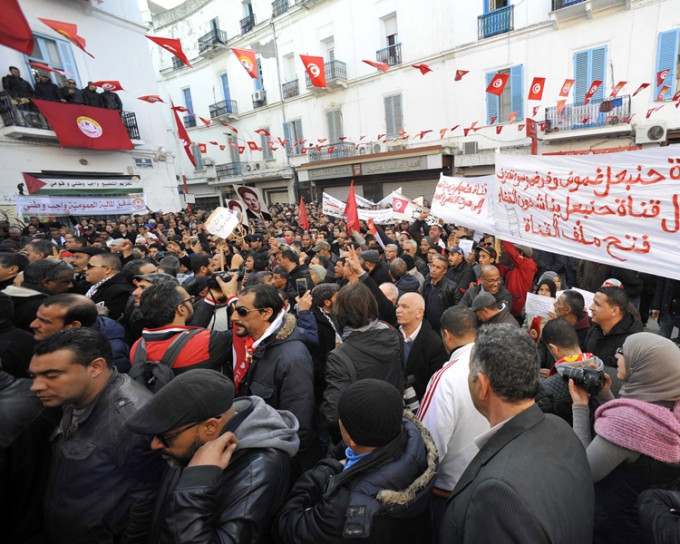 数百名群众今日在首都突尼斯参与集会。AP