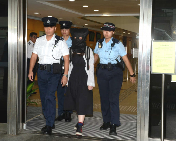 內地女子被警員帶走。