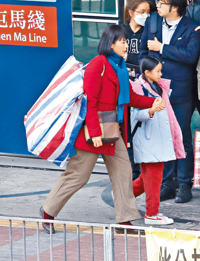 為演活新移民，杏兒以一身大媽造型及揹着紅白藍袋，加強說服力。