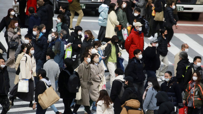 日本13都县适用防止蔓延措施。AP图片