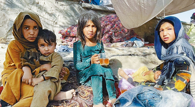 ■逃避战火的儿童在喀布尔的难民营暂住。