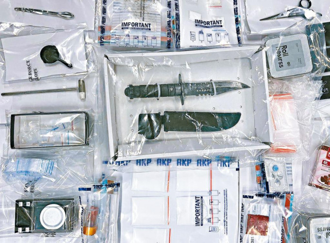 警方在尖沙嘴廣東道一酒店房間破獲販毒案，起獲一批毒品和軍刀。