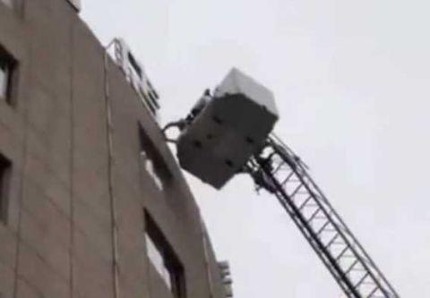 消防員架起雲梯救出被困人員。（網圖）