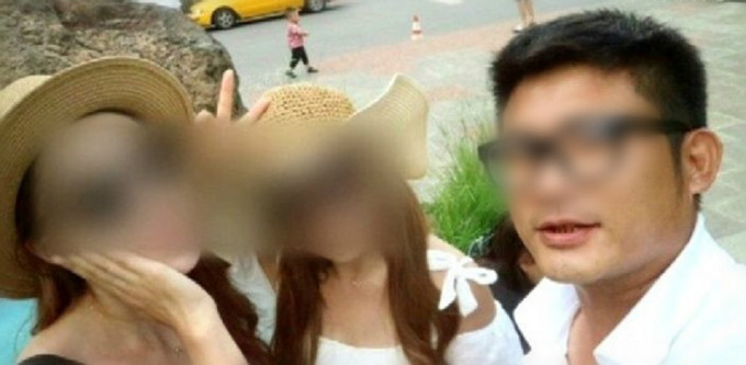 疑犯（右）與南韓女遊客的合照。（網上圖片）