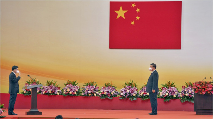李家超(左)在今年7月宣誓就职。右为国家主席习近平。资料图片