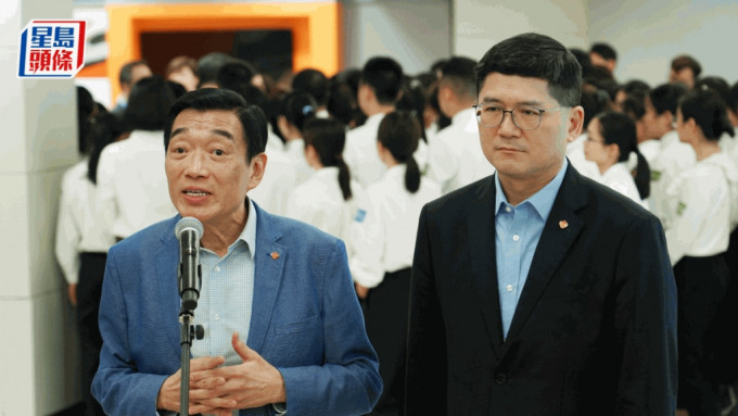 左起︰醫管局主席范鴻齡、醫管局行政總裁高拔陞。資料圖片